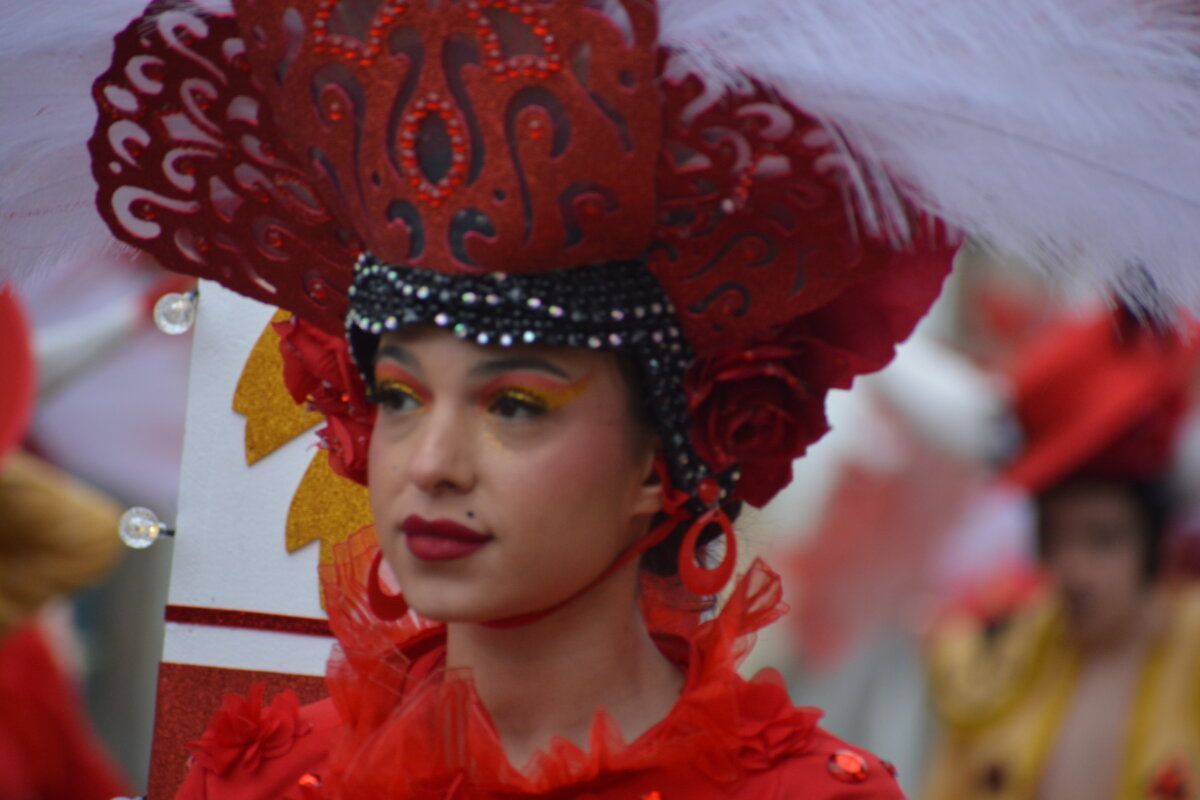 Mujer con un elaborado disfraz rojo en el carnaval de Camponaraya