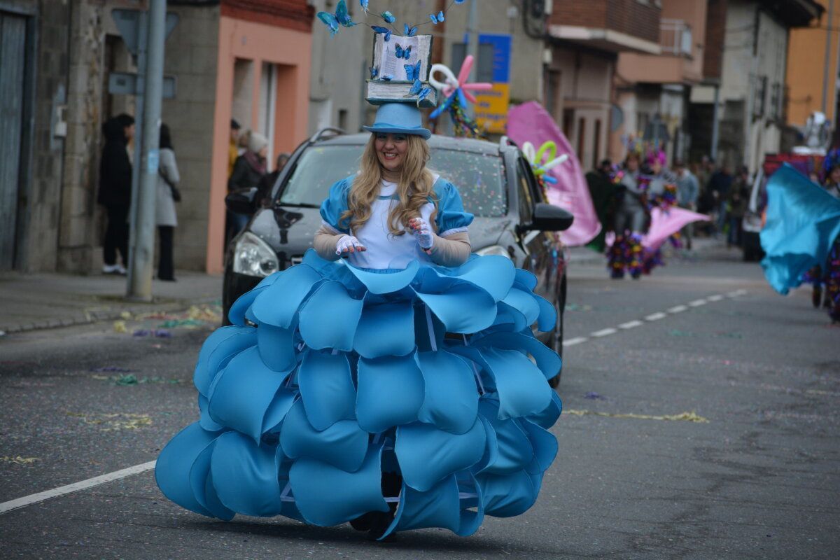 Mujer con vestido azul en el carnaval de Camponaraya