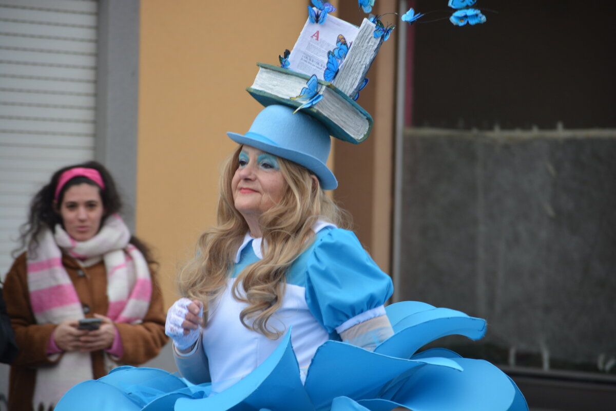 Mujer disfrazada en el Carnaval de Camponaraya con un sombrero decorado