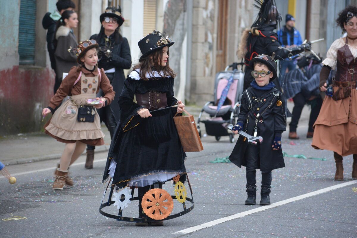 Niños disfrazados en el carnaval de Camponaraya con vestimenta creativa