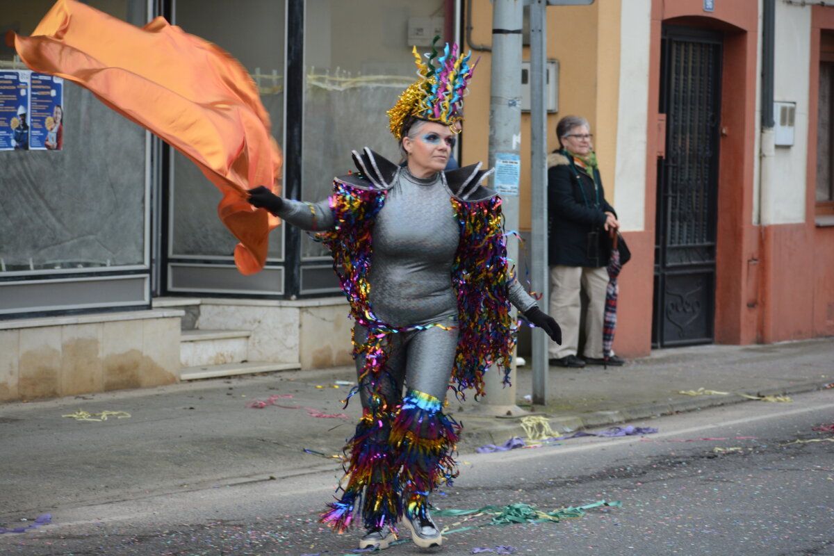 Persona disfrazada en el carnaval de Camponaraya con un gran atuendo colorido