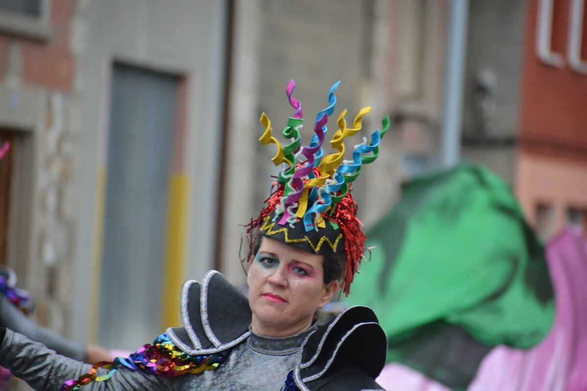 Mujer disfrazada en el Carnaval de Camponaraya con un sombrero colorido.