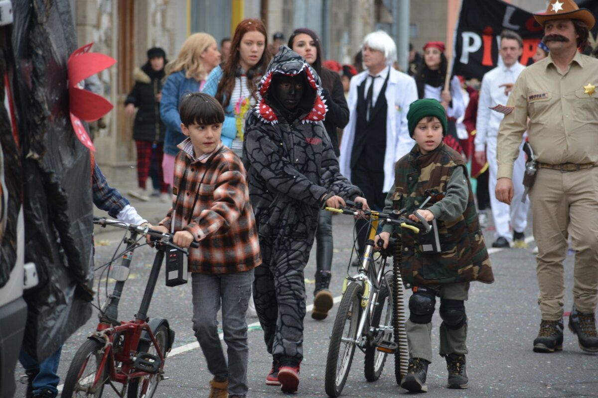 Niños en bicicleta durante el carnaval de Camponaraya