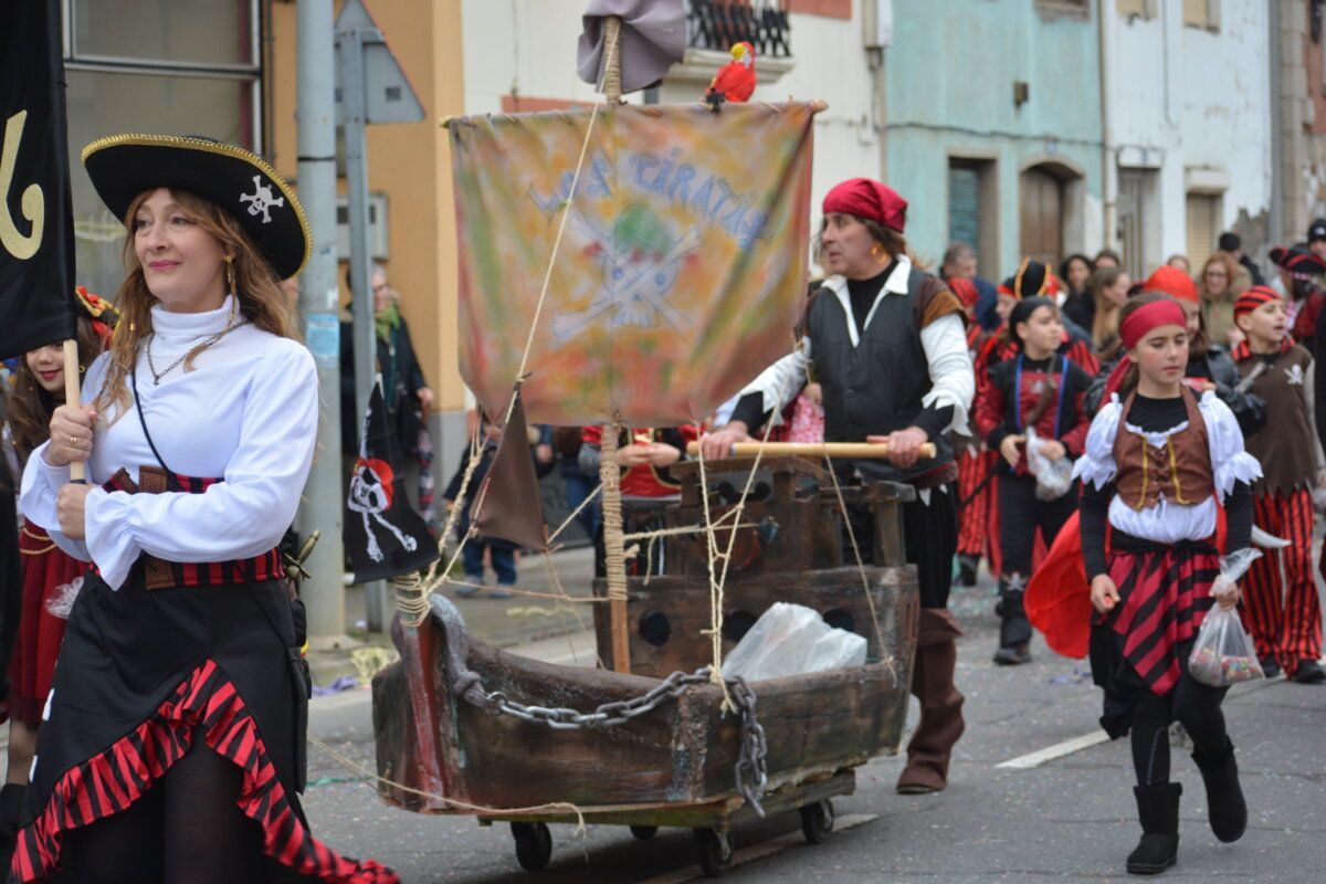 Desfile de carnaval en Camponaraya con personajes piratas