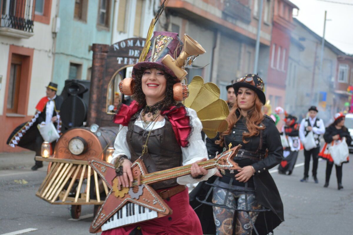 Participante del carnaval de Camponaraya con disfraz y guitarra