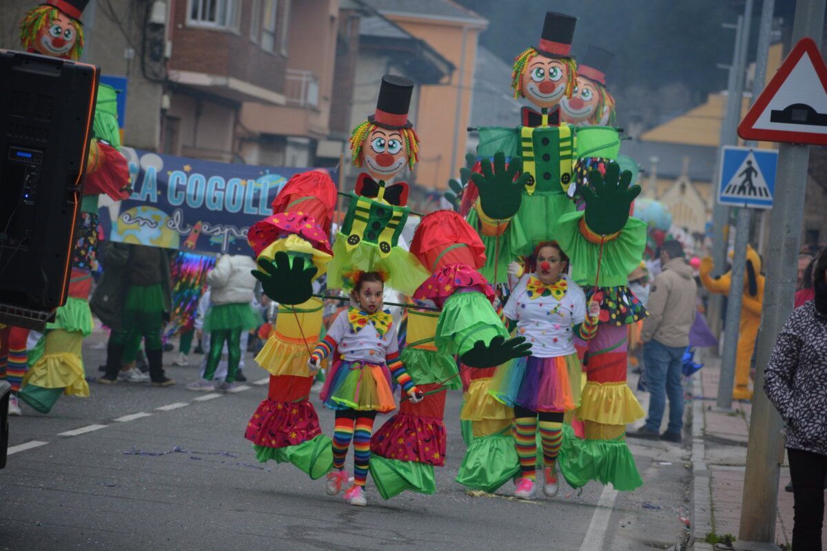 Desfile de carnaval en Camponaraya con coloridos personajes y disfraces