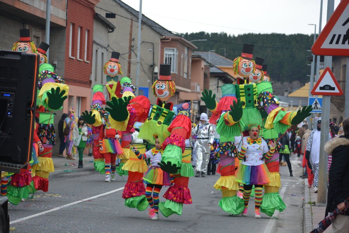 Personas disfrazadas en el carnaval de Camponaraya con coloridos trajes