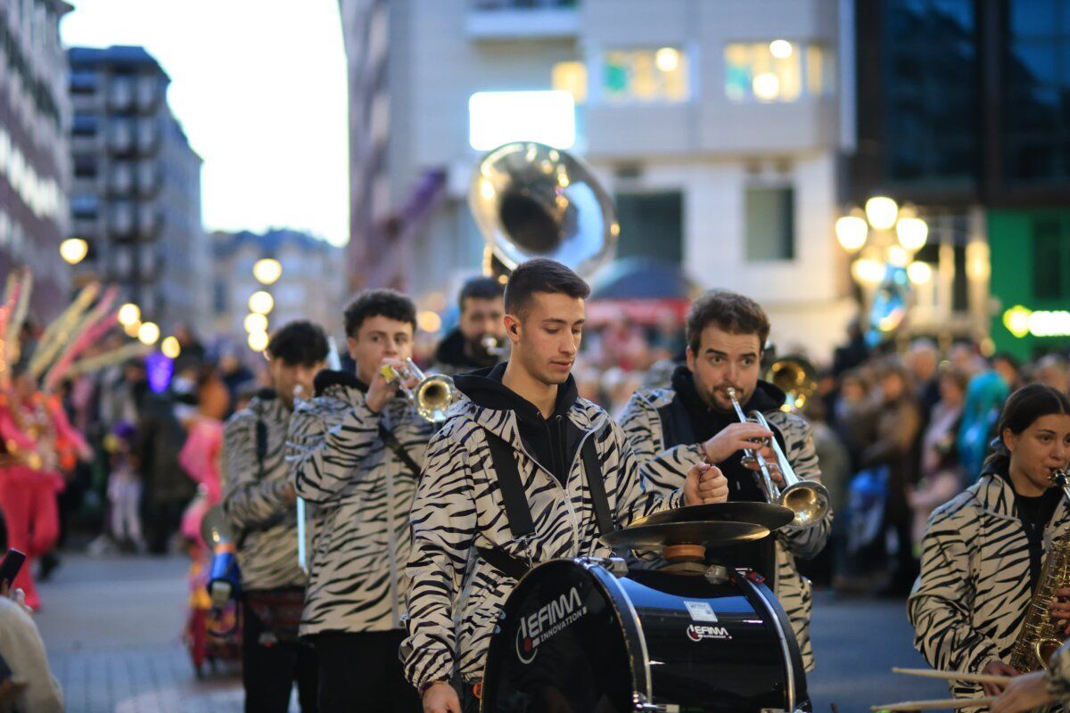 Músicos en el desfile de Carnaval en Ponferrada con trajes a rayas