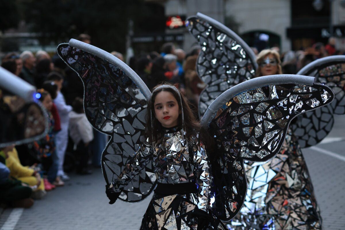 Niña con disfraz de mariposa en el desfile de Carnaval en Ponferrada