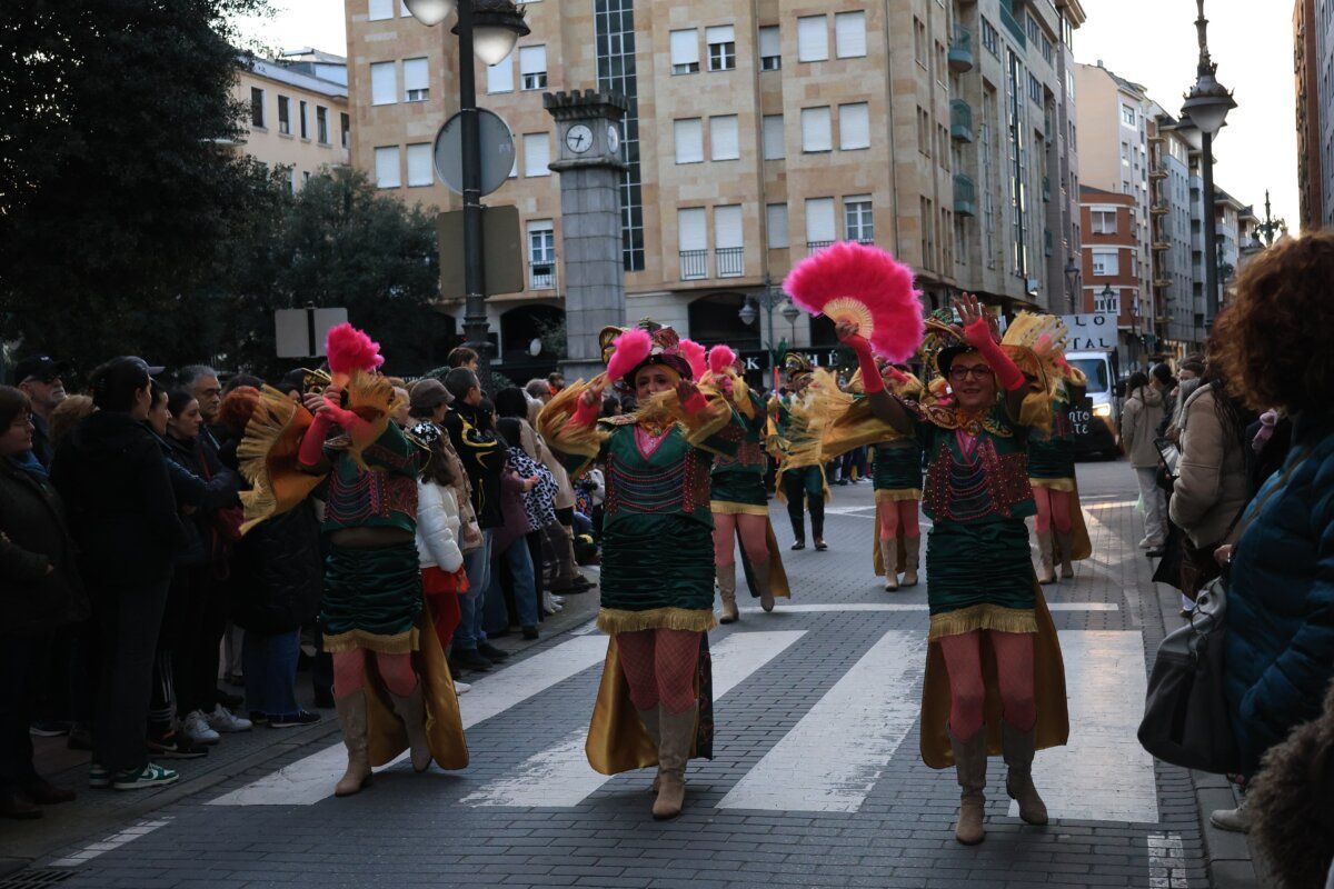 Grupo de personas disfrazadas en el desfile de Carnaval en Ponferrada