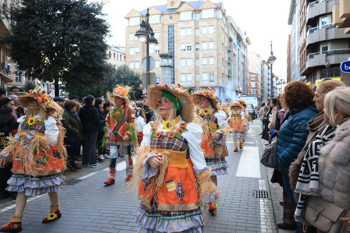 Personas disfrazadas en el desfile de Carnaval en Ponferrada