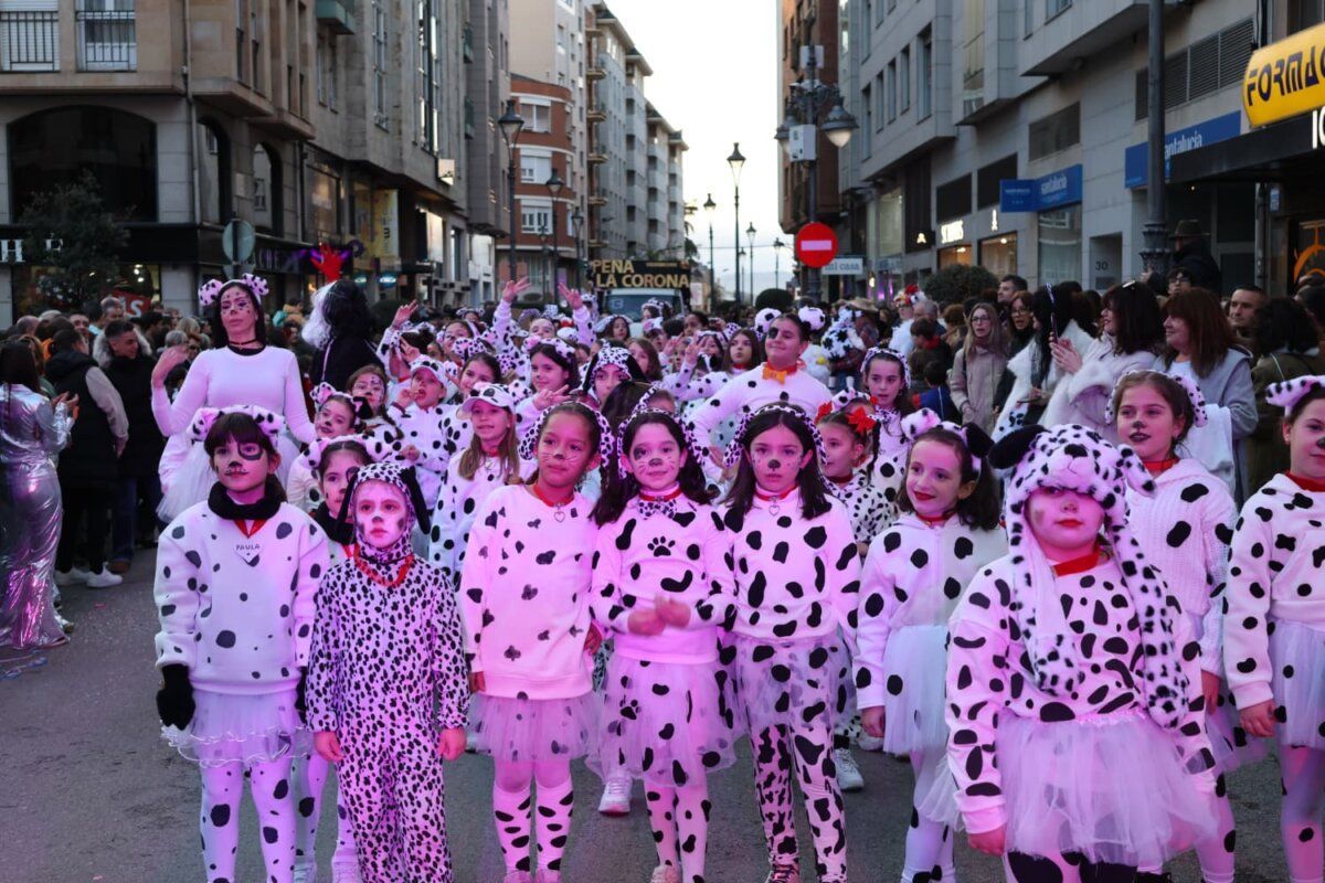 Grupo de niños disfrazados de dálmatas en el carnaval de Ponferrada