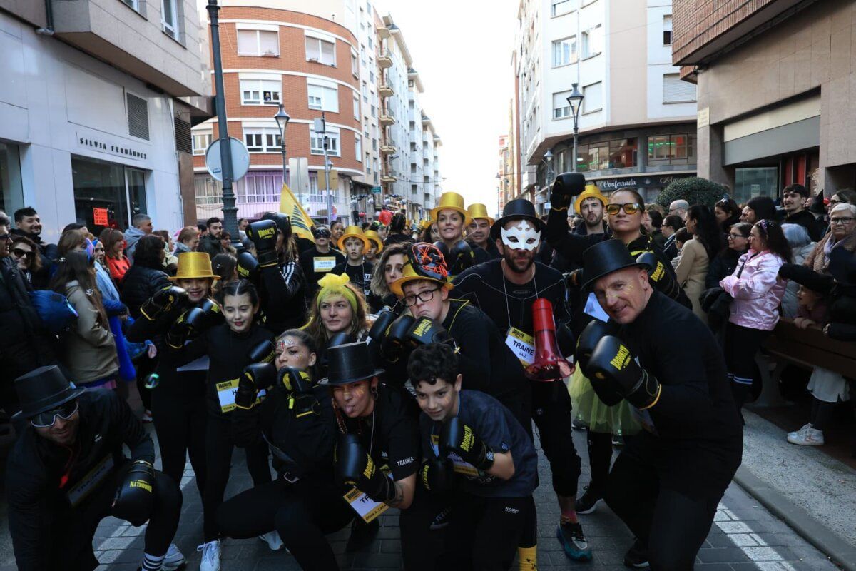 Grupo de personas disfrazadas en el desfile de carnaval en Ponferrada