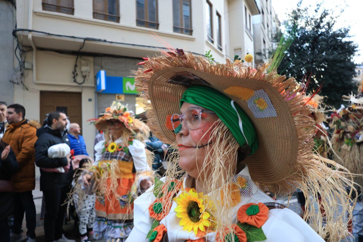Mujer disfrazada con sombrero en el desfile de carnaval en Ponferrada