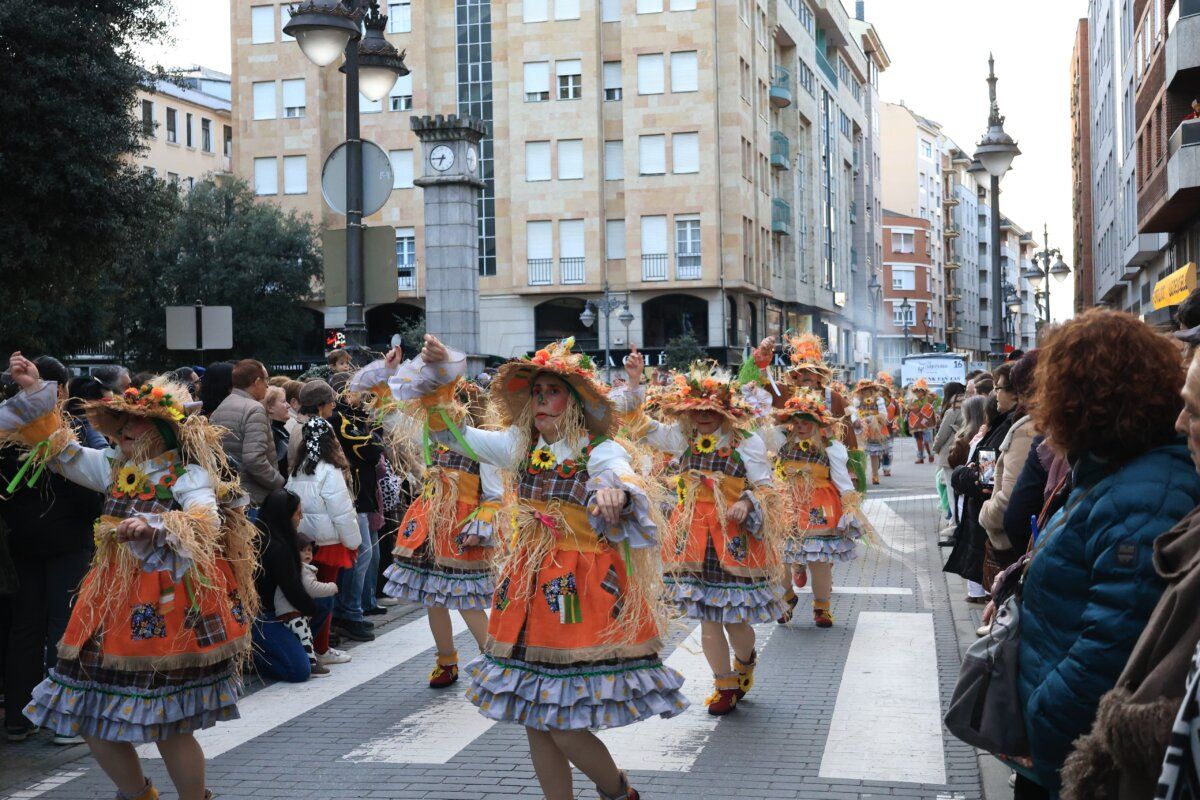 Participantes del desfile de carnaval en Ponferrada con trajes coloridos.