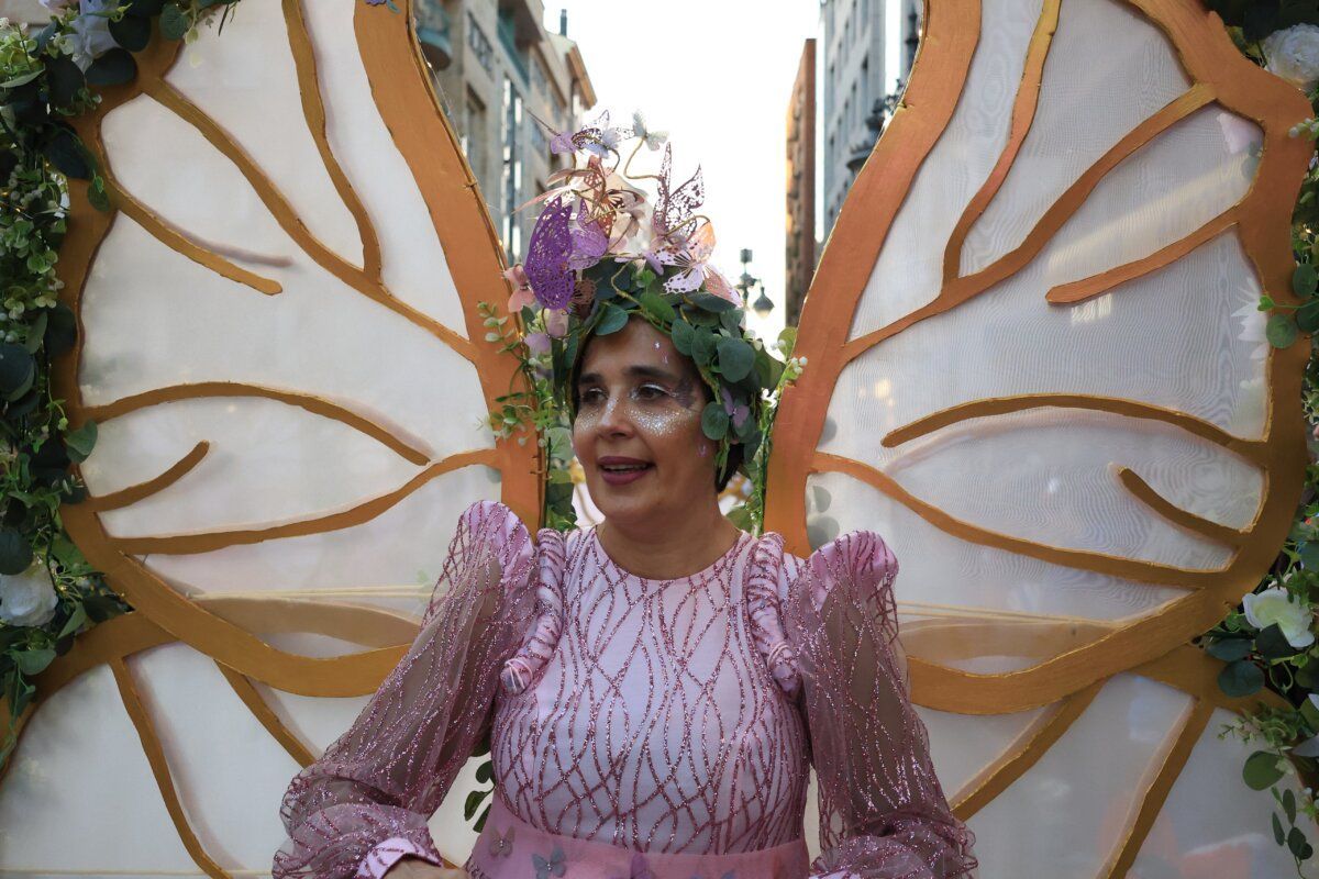 Mujer disfrazada con alas en el desfile de carnaval en Ponferrada
