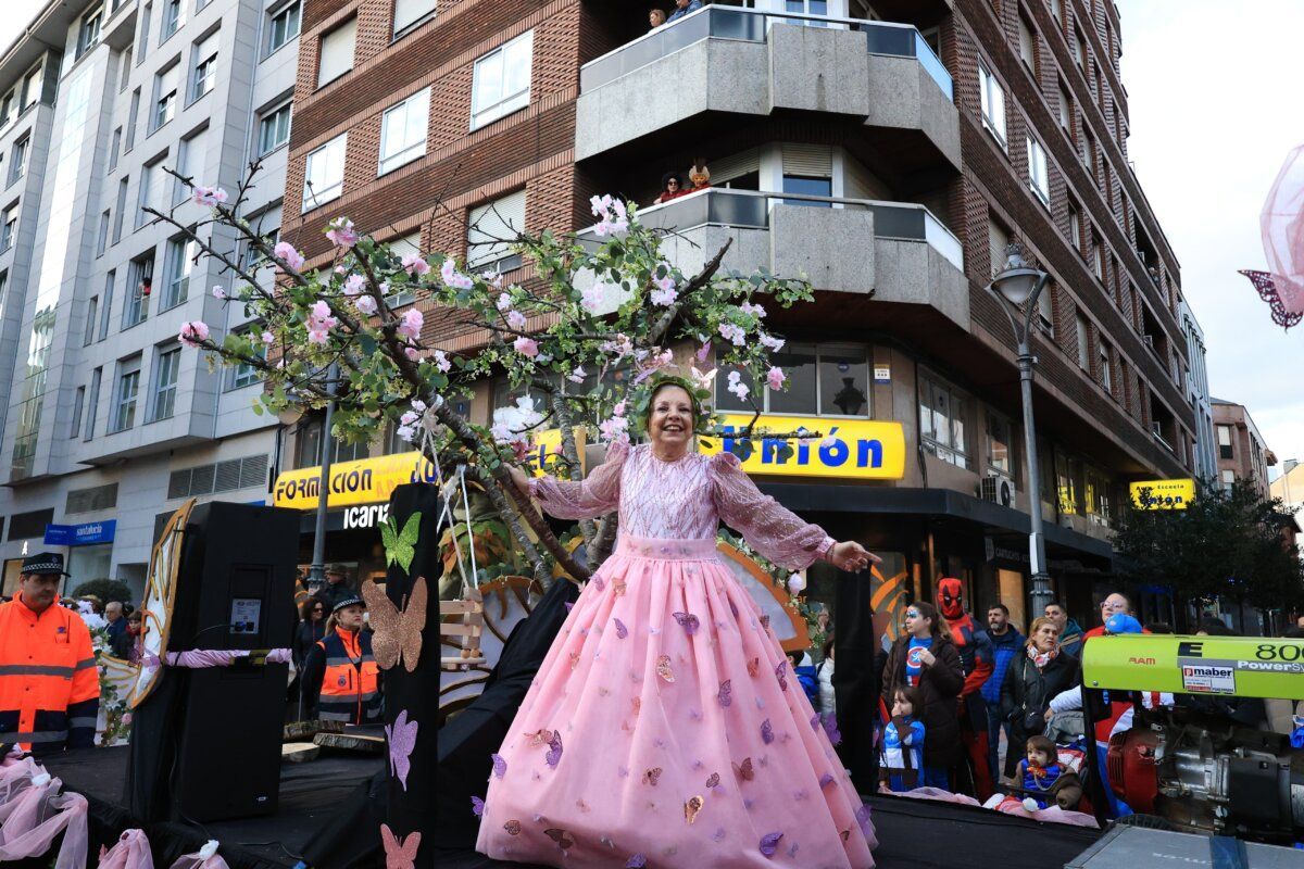 Mujer en vestido rosa durante el desfile de carnaval en Ponferrada