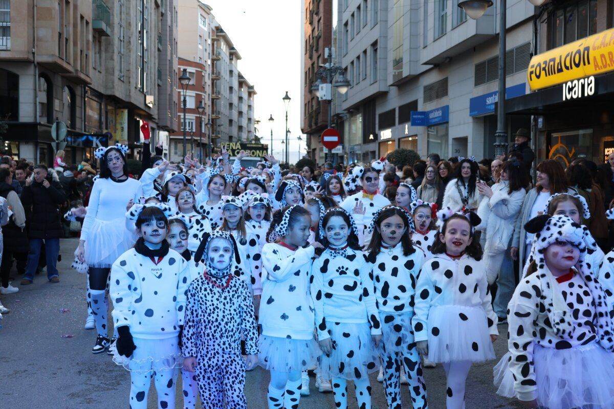 Niños disfrazados de dálmatas en el desfile de Carnaval en Ponferrada
