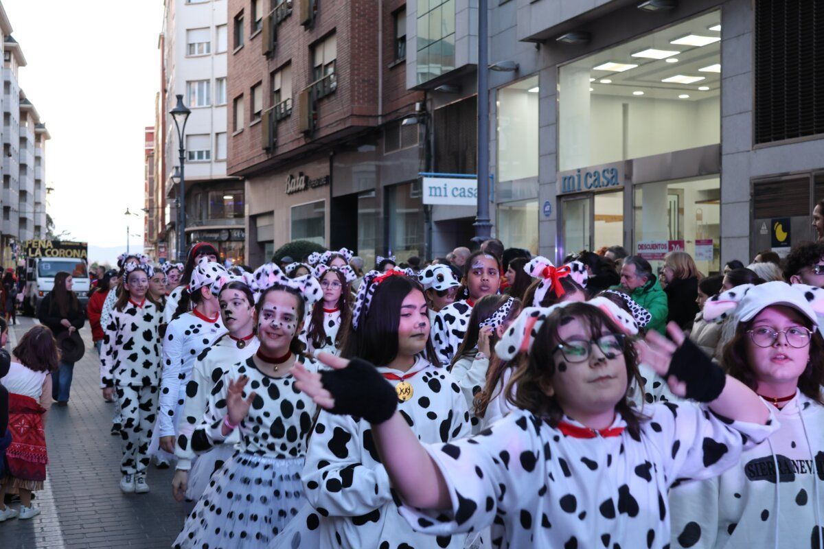 Grupo de niños disfrazados de dálmatas en el carnaval de Ponferrada