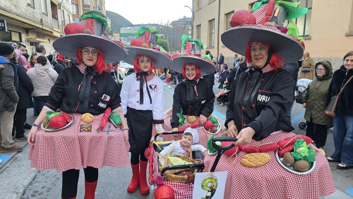 Cuatro mujeres disfrazadas en el desfile de Carnaval en Ponferrada