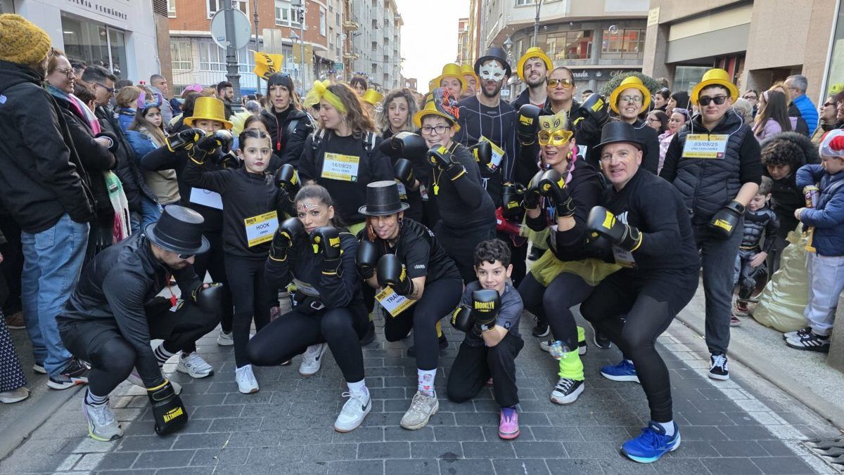 Grupo de personas disfrazadas en el desfile de Carnaval en Ponferrada