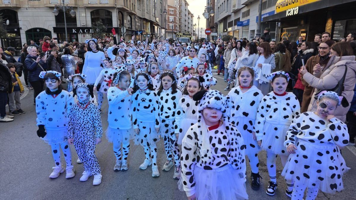 Grupo de niños disfrazados de dálmatas en el carnaval de Ponferrada