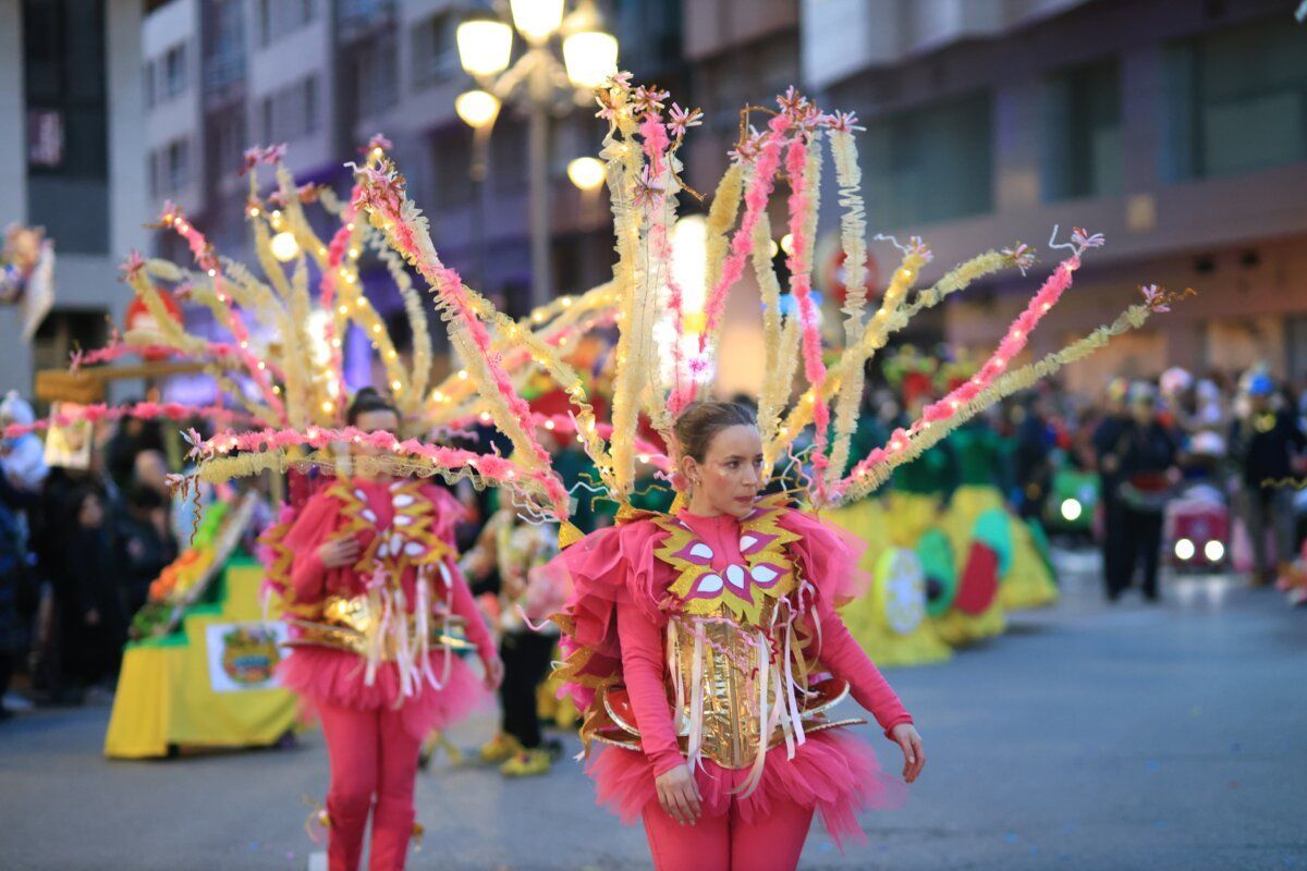 Participantes del desfile de carnaval en Ponferrada con trajes coloridos y decorativos.