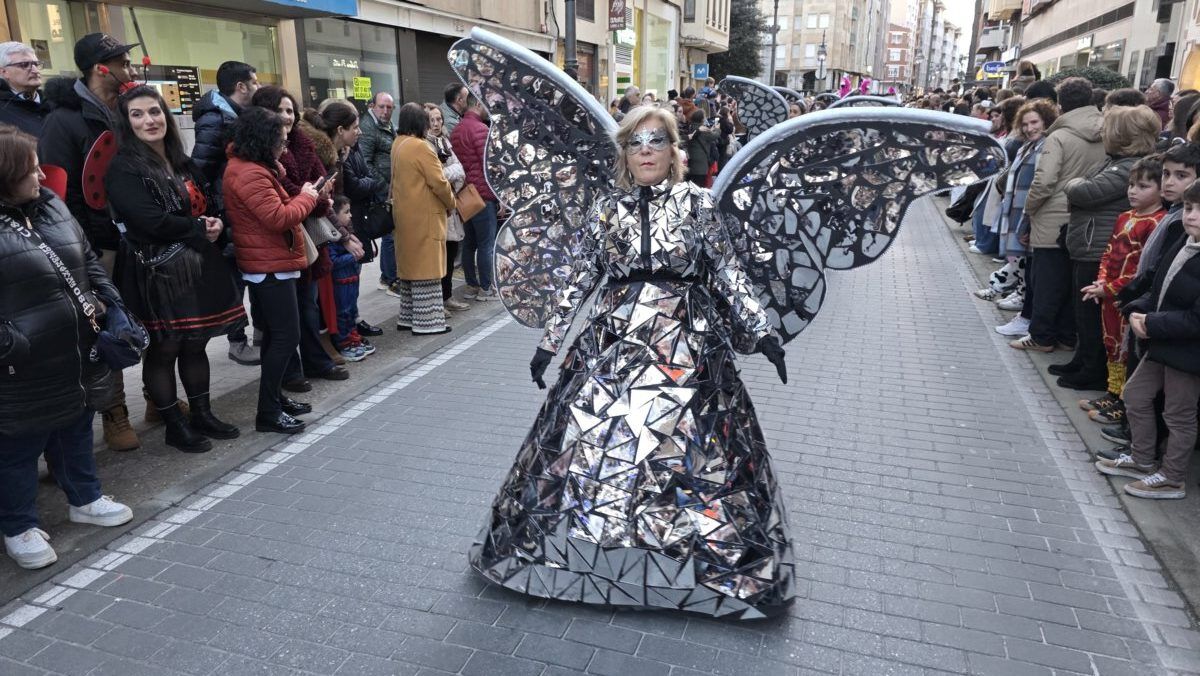 Mujer con disfraz brillante en el desfile de Carnaval en Ponferrada