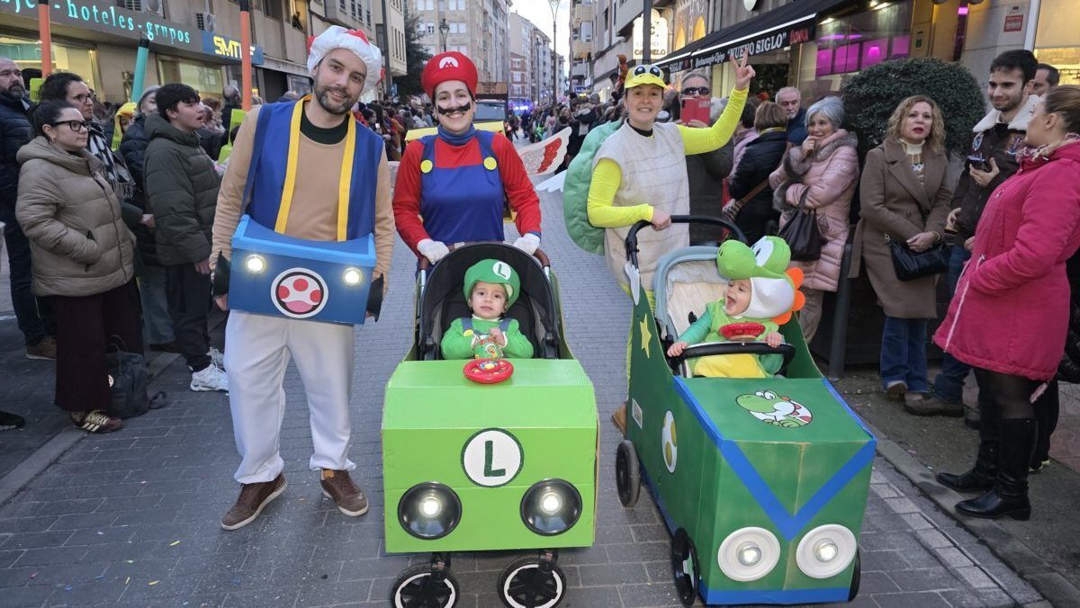 Familias disfrazadas en el desfile de Carnaval en Ponferrada