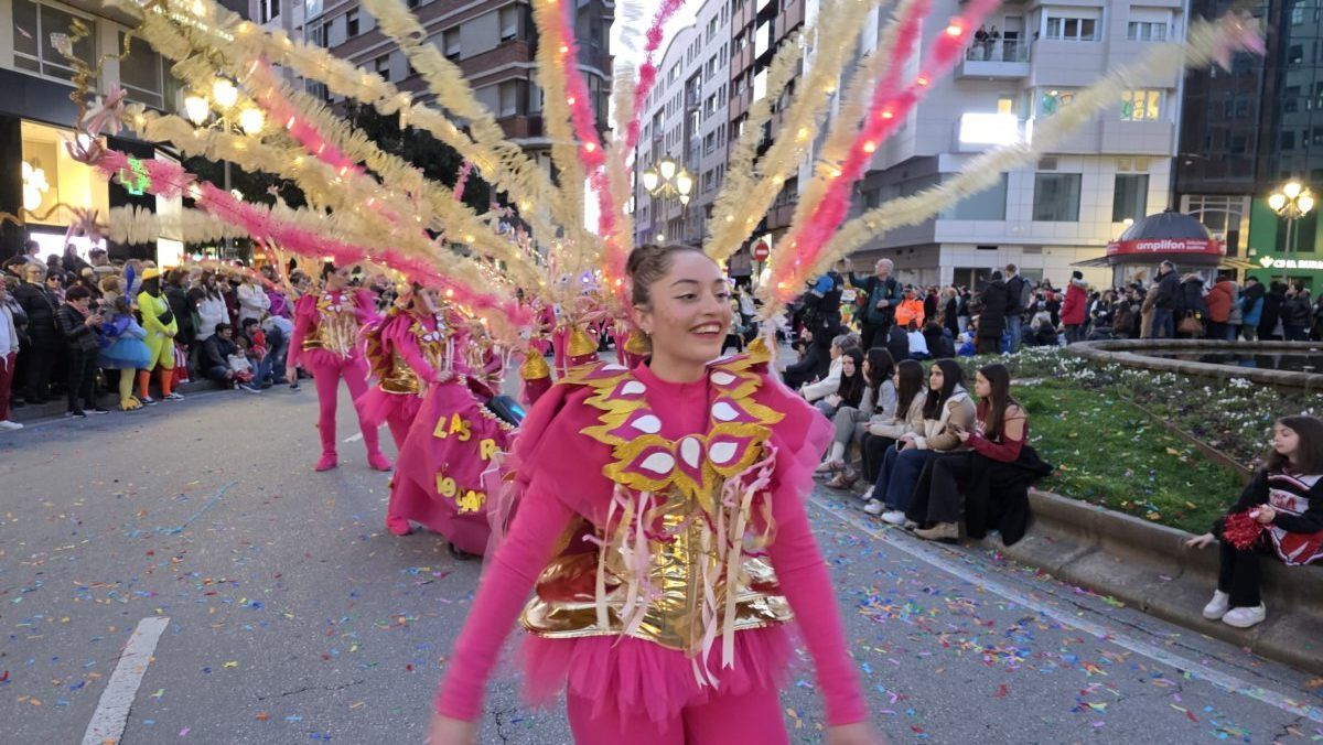 Participante del desfile de Carnaval en Ponferrada con vestimenta colorida