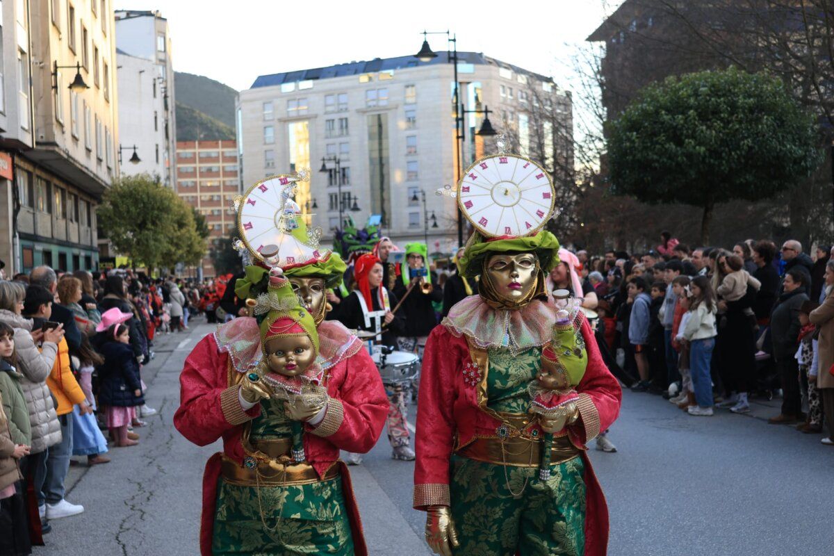 Personas disfrazadas en el desfile de Carnaval en Ponferrada