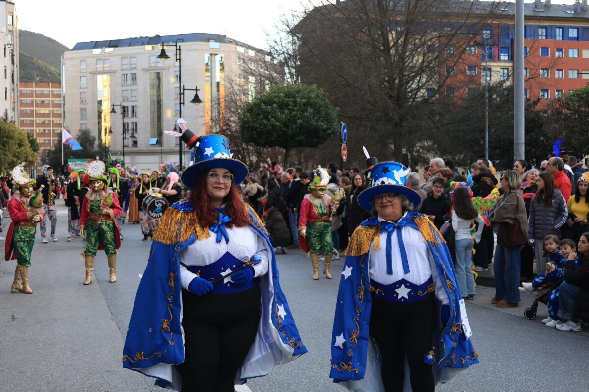 Mujeres vestidas de carnaval con trajes azules en Ponferrada