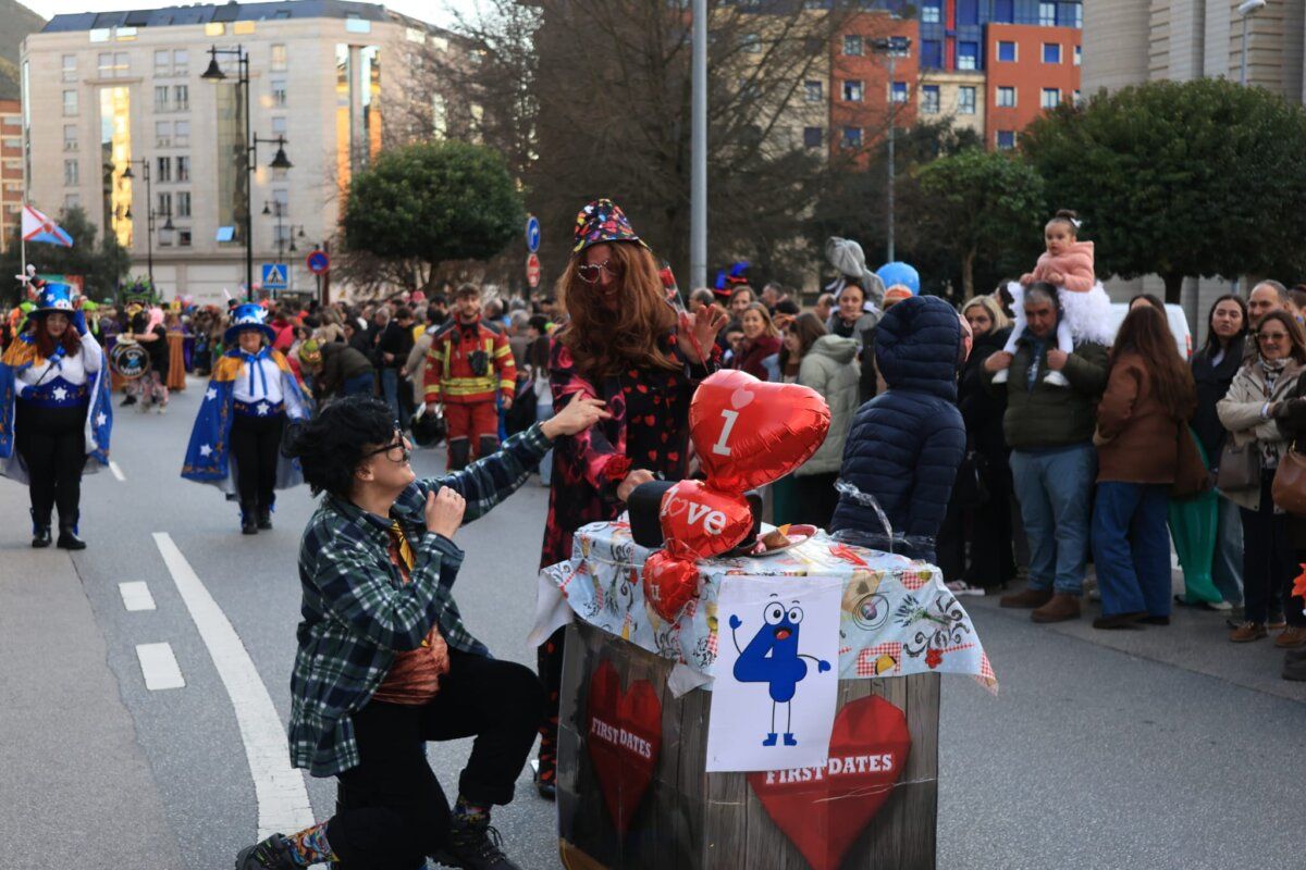 Personas disfrazadas en el desfile de carnaval en Ponferrada