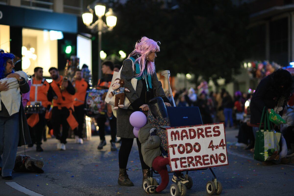 Mujer con peluca rosa en desfile de carnaval en Ponferrada