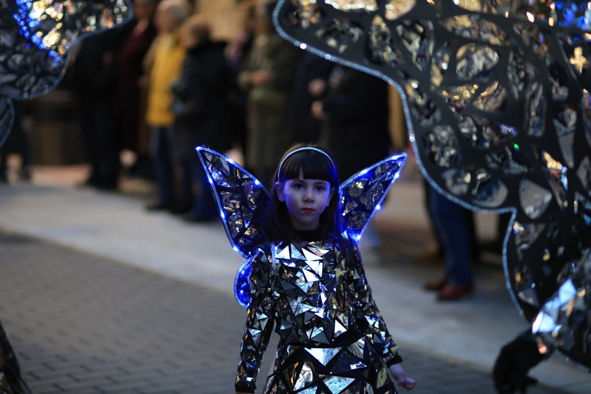 Niña con disfraz brillante en el desfile de Carnaval en Ponferrada