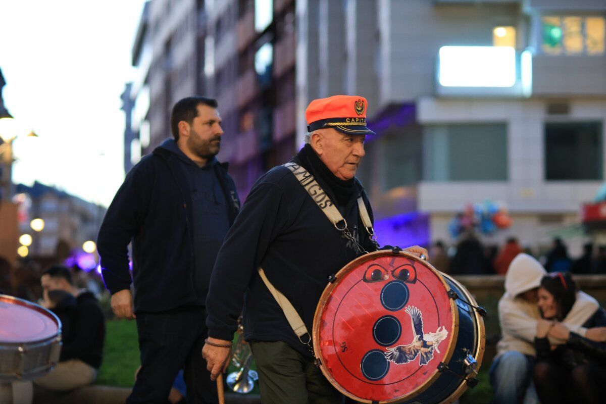 Hombre con tambor en el desfile de Carnaval en Ponferrada