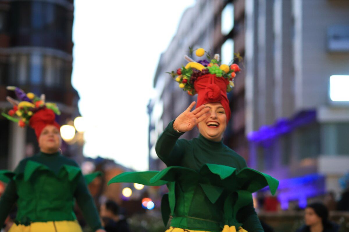 Mujer sonriente con disfraz colorido en el carnaval de Ponferrada
