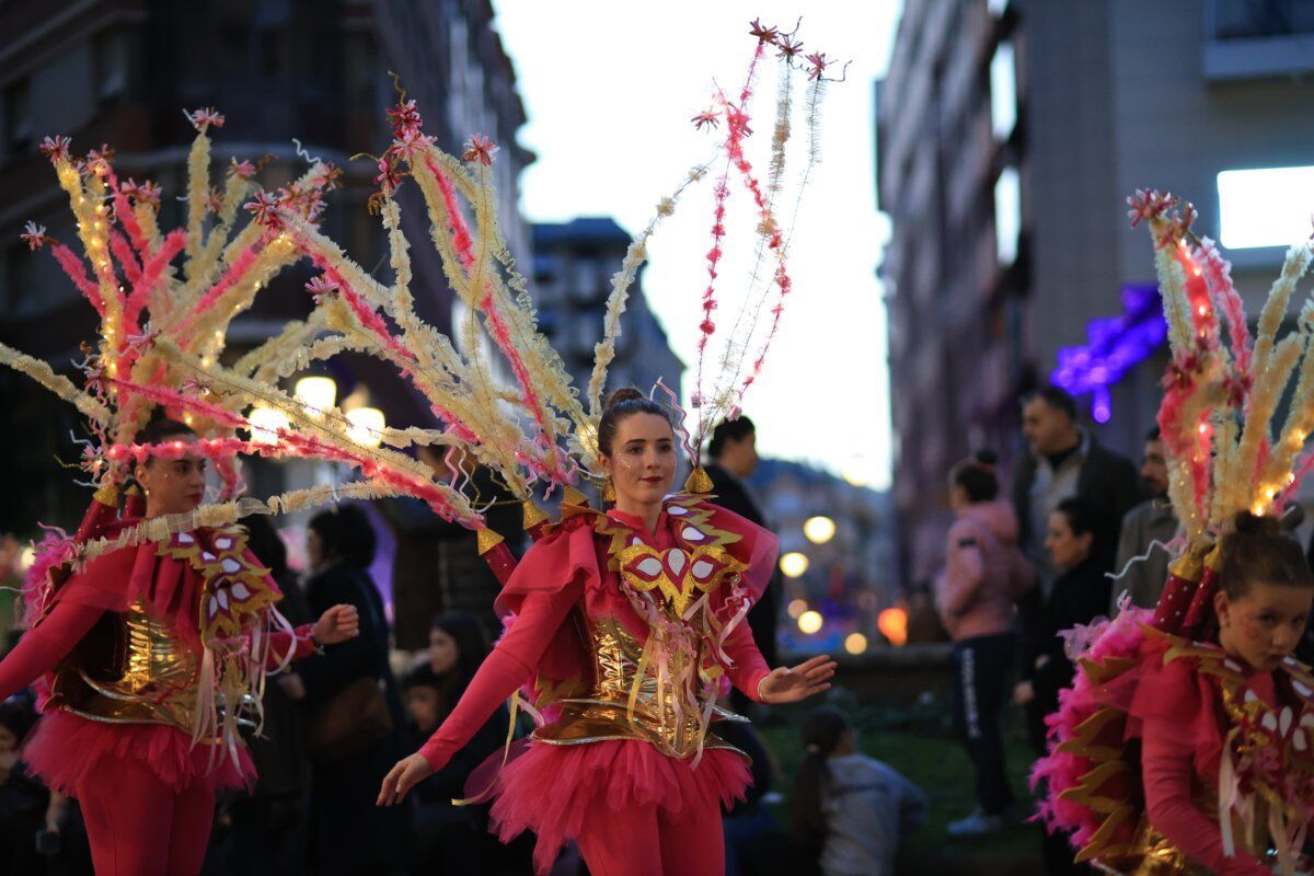 Participantes del desfile de carnaval en Ponferrada con trajes coloridos