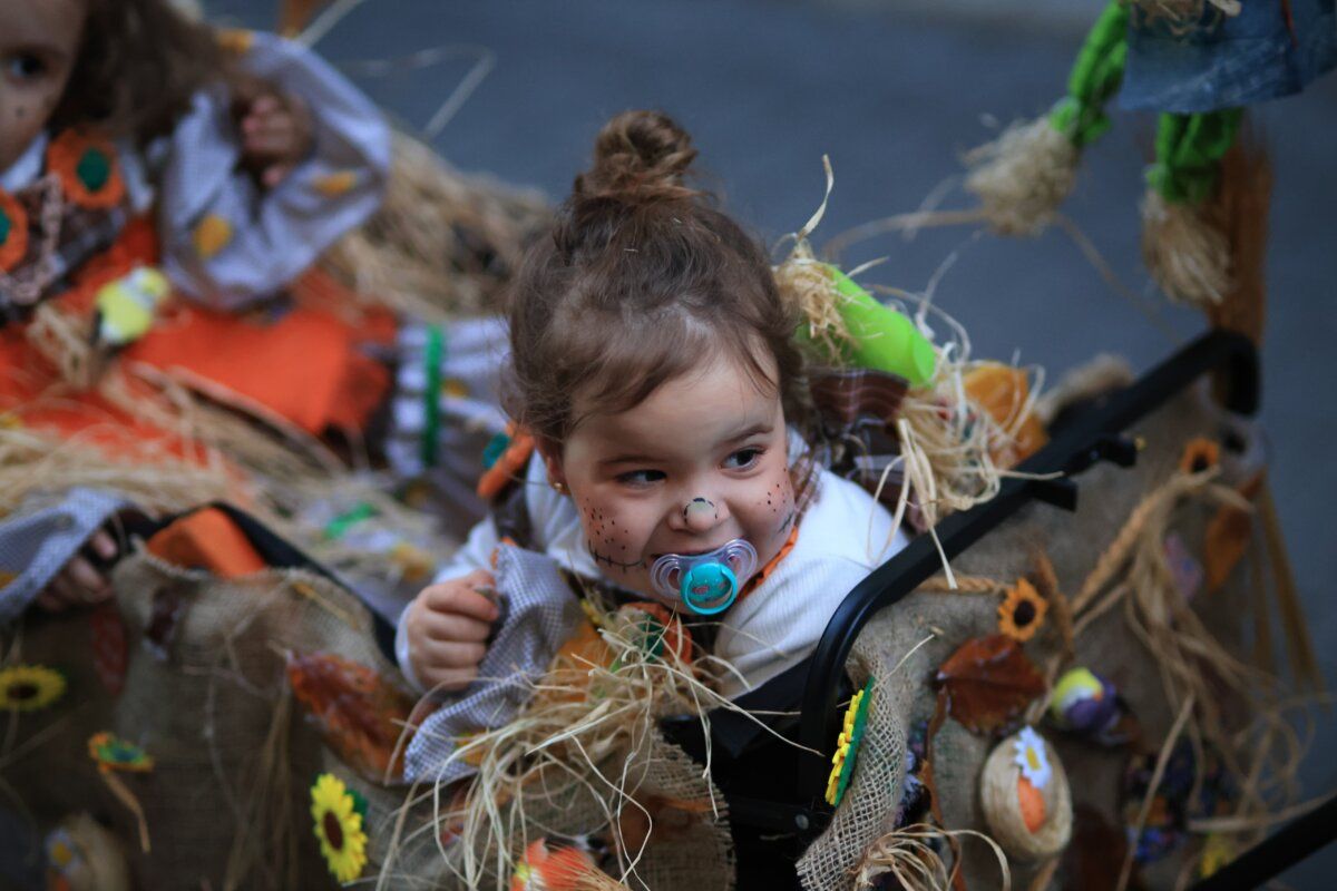 Niña disfrazada en el desfile de Carnaval en Ponferrada