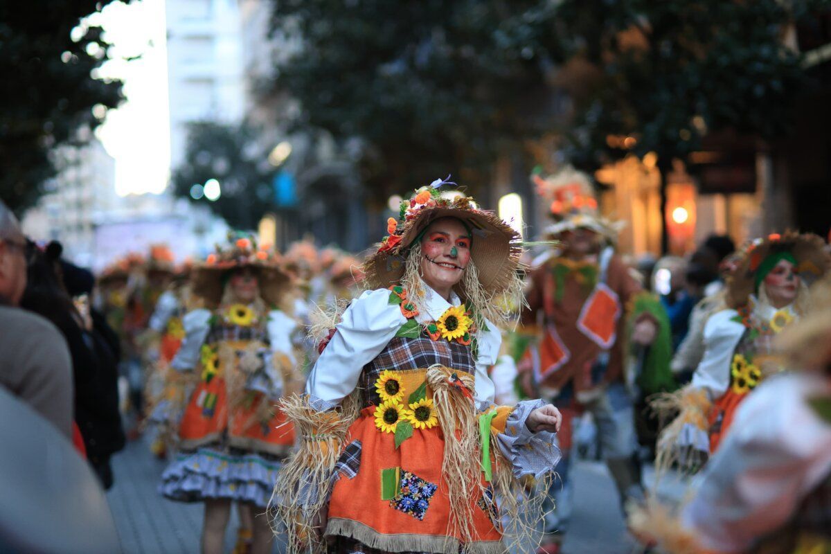 Participantes del desfile de carnaval en Ponferrada con trajes coloridos y flores