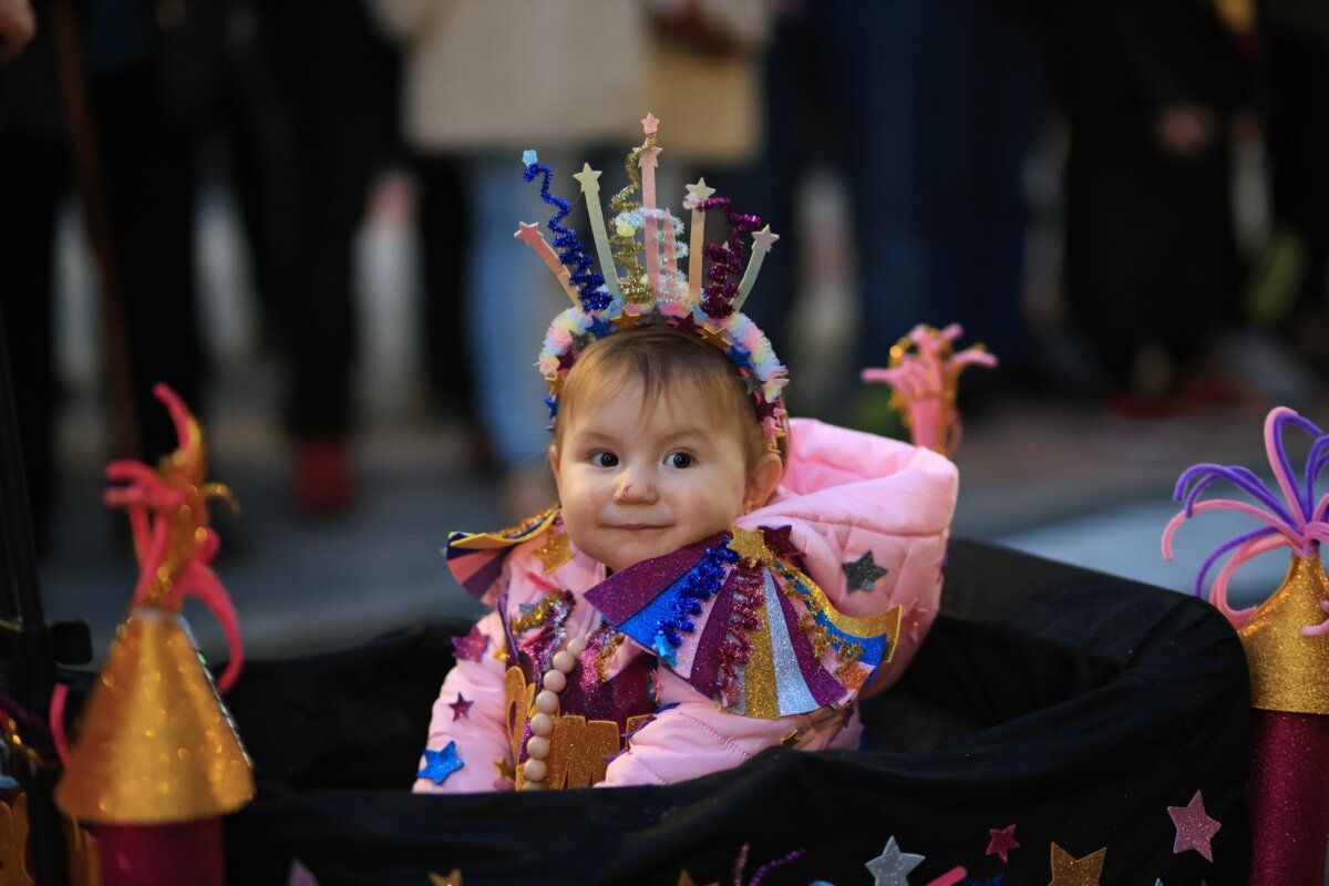 Niña sonriente vestida con disfraz de carnaval en Ponferrada