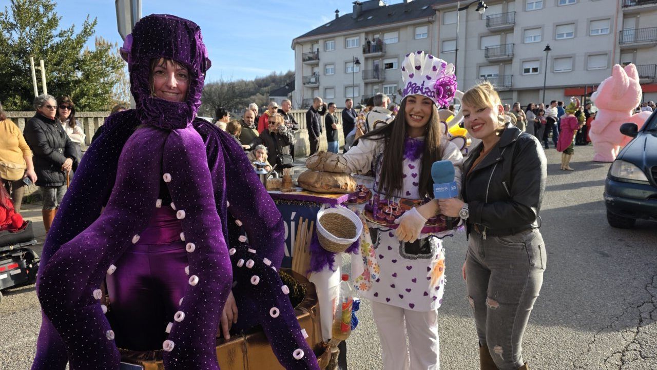 Personas disfrazadas en el desfile del Carnaval en Toreno