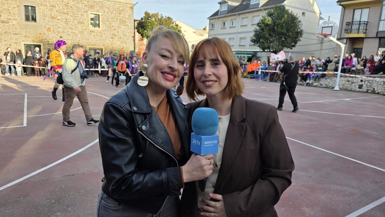 Dos mujeres sonriendo durante el desfile del Carnaval en Toreno