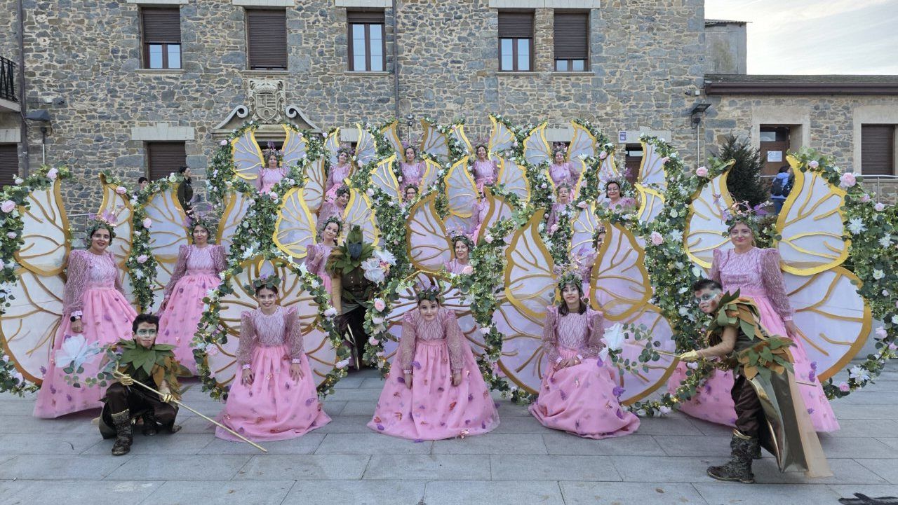 Grupo de personas en trajes de carnaval en Toreno