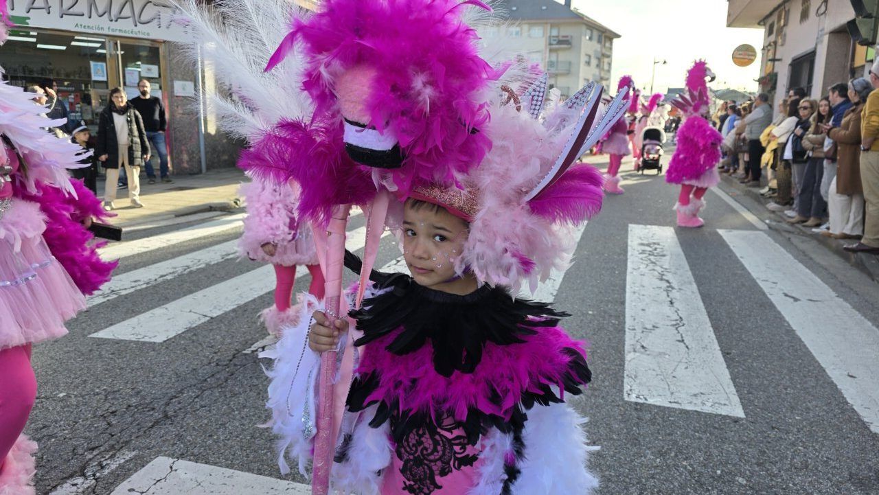 Niño con disfraz colorido en el desfile del Carnaval en Toreno