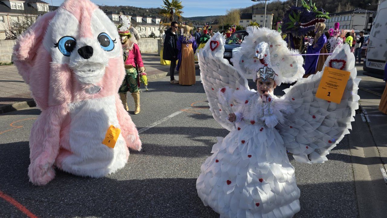 Personas disfrazadas en el desfile del Carnaval en Toreno