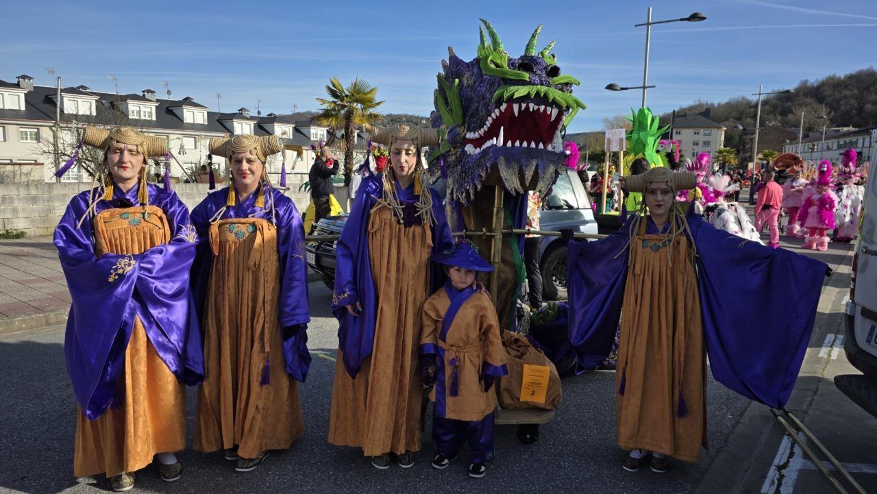 Grupo de personas disfrazadas en el desfile del Carnaval en Toreno