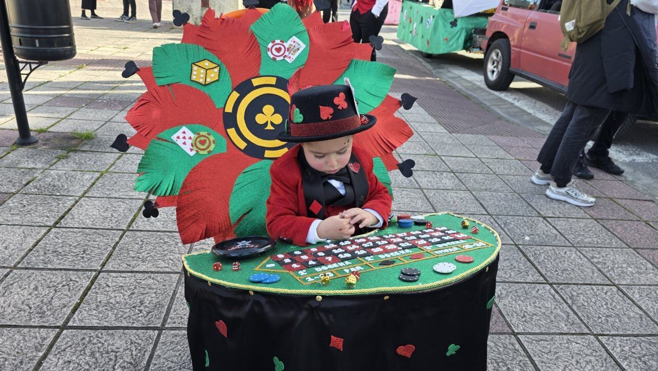 Niño disfrazado en el desfile del Carnaval en Toreno