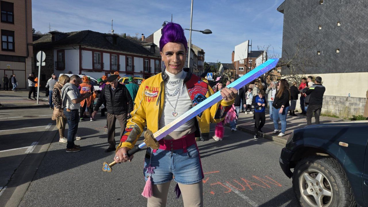 Persona con disfraz colorido y espada en el desfile del Carnaval en Toreno