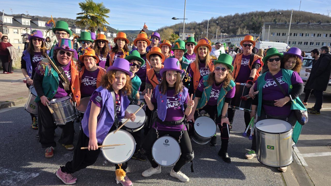 Grupo de personas disfrazadas en el desfile del Carnaval en Toreno